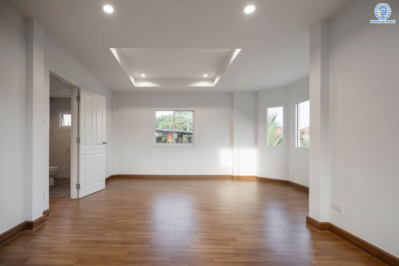 บ้านมือสองตกแต่งใหม่ โครงการ ชวนชื่น เรสซิเด้นซ์พาร์ค2 วัชรพล เนื้อที่ 53.1 ตร.ว. ฟังก์ชัน 3 ห้องนอน 2 ห้องน้ำ จอดรถได้ 1 คัน บนทำเลเชื่อมต่อหลายเส้นทาง ถ.รามอินทรา ถ.สายไหม และ ถ.พหลโยธิน ใกล้สนามบินดอนเมือง ทางด่วน "รามอินทรา-วงแหวนรอบนอก" และรถไฟฟ้าสายสีชมพู "สถานีคูคต"